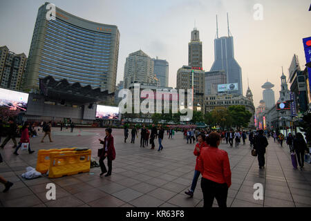 Shanghai, Cina - 31 Marzo 2016: Shanghai city centre in serata. Foto Stock