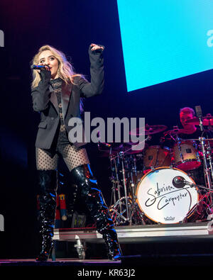 Tampa, Florida, Stati Uniti d'America. Xvi Dec, 2017. SABRINA CARPENTER durante il 93,3 FLZ FM Jingle della sfera 2017 a Amalie Arena a Tampa, Florida Credit: Daniel DeSlover/ZUMA filo/Alamy Live News Foto Stock