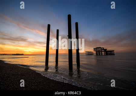 Brighton, Regno Unito. Xix Dec, 2017. Una bellissima alba lungo Brighton Seafront dal Molo Ovest su una tranquilla mattina di sole . La nebbia è impostato a causare problemi in alcune parti del sud della Gran Bretagna con voli sia perturbato a Heathrow Airport . Credito: Simon Dack/Alamy Live News Foto Stock