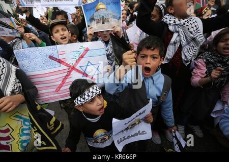 Dicembre 19, 2017 - Gaza City, nella Striscia di Gaza, Territori palestinesi - bambini palestinesi prendere parte a una manifestazione di protesta contro la Trump per la decisione di riconoscere Gerusalemme come capitale di Israele, di fronte alla sede centrale Ente soccorso e lavori delle Nazioni Unite UNRWA di Gaza City, il 19 dicembre 2017. Gli Stati Uniti lunedì il veto ad una bozza di risoluzione ONU di rigetto presidente Donald Trump per la decisione di riconoscere Gerusalemme come capitale di Israele, dopo tutti gli altri quattordici membri del Consiglio di sicurezza supportato la misura.Il veto espressi da ambasciatore statunitense Nikki Haley evidenziato Washington su isolamento Trump's anno Foto Stock