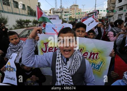 Dicembre 19, 2017 - Gaza City, nella Striscia di Gaza, Territori palestinesi - bambini palestinesi prendere parte a una manifestazione di protesta contro la Trump per la decisione di riconoscere Gerusalemme come capitale di Israele, di fronte alla sede centrale Ente soccorso e lavori delle Nazioni Unite UNRWA di Gaza City, il 19 dicembre 2017. Gli Stati Uniti lunedì il veto ad una bozza di risoluzione ONU di rigetto presidente Donald Trump per la decisione di riconoscere Gerusalemme come capitale di Israele, dopo tutti gli altri quattordici membri del Consiglio di sicurezza supportato la misura.Il veto espressi da ambasciatore statunitense Nikki Haley evidenziato Washington su isolamento Trump's anno Foto Stock