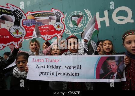 Dicembre 19, 2017 - Gaza City, nella Striscia di Gaza, Territori palestinesi - bambini palestinesi prendere parte a una manifestazione di protesta contro la Trump per la decisione di riconoscere Gerusalemme come capitale di Israele, di fronte alla sede centrale Ente soccorso e lavori delle Nazioni Unite UNRWA di Gaza City, il 19 dicembre 2017. Gli Stati Uniti lunedì il veto ad una bozza di risoluzione ONU di rigetto presidente Donald Trump per la decisione di riconoscere Gerusalemme come capitale di Israele, dopo tutti gli altri quattordici membri del Consiglio di sicurezza supportato la misura.Il veto espressi da ambasciatore statunitense Nikki Haley evidenziato Washington su isolamento Trump's anno Foto Stock