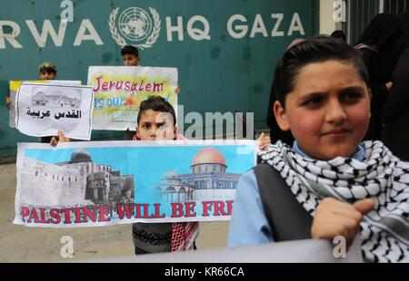 Dicembre 19, 2017 - Gaza City, nella Striscia di Gaza, Territori palestinesi - bambini palestinesi prendere parte a una manifestazione di protesta contro la Trump per la decisione di riconoscere Gerusalemme come capitale di Israele, di fronte alla sede centrale Ente soccorso e lavori delle Nazioni Unite UNRWA di Gaza City, il 19 dicembre 2017. Gli Stati Uniti lunedì il veto ad una bozza di risoluzione ONU di rigetto presidente Donald Trump per la decisione di riconoscere Gerusalemme come capitale di Israele, dopo tutti gli altri quattordici membri del Consiglio di sicurezza supportato la misura.Il veto espressi da ambasciatore statunitense Nikki Haley evidenziato Washington su isolamento Trump's anno Foto Stock