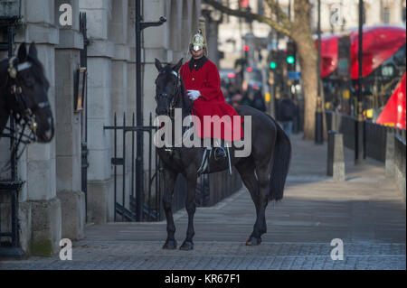 Whitehall, Londra, Regno Unito. Il 19 dicembre 2017. Una vita di protezione sulla mattina sentinella a Horse Guards ingresso porta il suo cavallo a razze torna alla garitta dopo che questa si sposta sul marciapiedi a Whitehall nella parte anteriore dei pedoni. Credito: Malcolm Park/Alamy Live News. Foto Stock