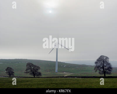 Brassington, Derbyshire. 19 dicembre 2017. Regno Unito Meteo turbine eoliche passando nella nebbia fredda vicino Brassington, Harborough Rocks & il picco elevato Trail, Derbyshire, Parco Nazionale di Peak District Credit: Doug Blane/Alamy Live News Foto Stock