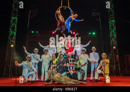 Londra, Regno Unito. 19 dicembre 2017. Il cast - Moscow State Circus torna a Ealing Common questo Natale con spettacolo, 'Miracles'. La mostra che durerà dal 20 Dicembre al 7 gennaio 2018. Credito: Guy Bell/Alamy Live News Foto Stock