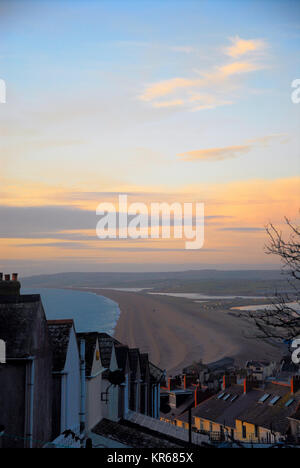 Portland, Dorset. 19 Dicembre 2017 --Candy Floss nuvole sopra Chesil Beach al tramonto, visto da Fortuneswell sull'isola di Portland Credit: stuart fretwell/Alamy Live News Foto Stock