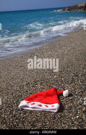 Santa hat in spiaggia Foto Stock