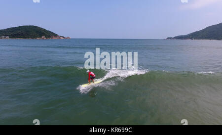 Antenna vista superiore del surf uomo ad Hainan in Cina Foto Stock