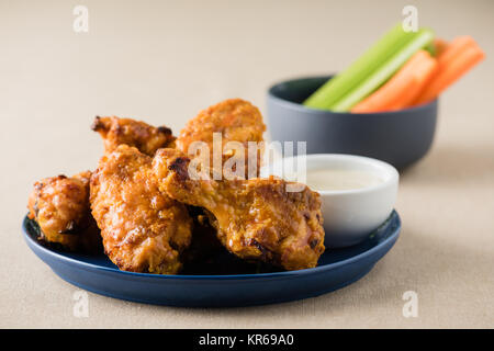 Barbecue hot ali di pollo con birra al pub garden Foto Stock