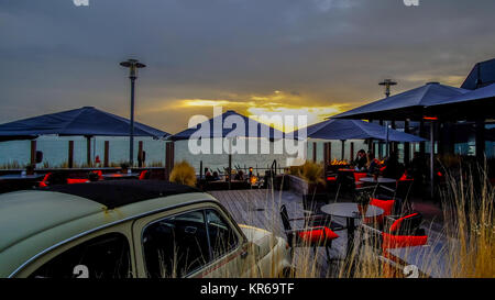 Vlissingen, Zeeland, Holland/Paesi Bassi - Ottobre 2017: Ristorante vicino alla spiaggia con un vecchio-timer in esso Foto Stock