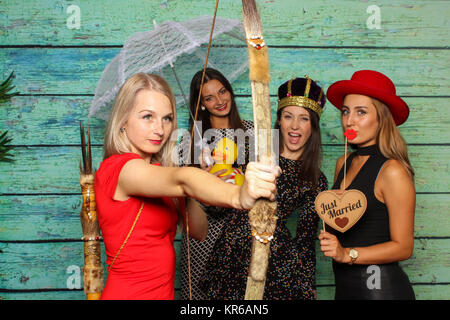 Just Married - 4 giovani donne festeggiare davanti a una casella foto Foto Stock