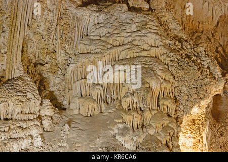 Flowstone stalagmiti in una grotta sotterranea Foto Stock