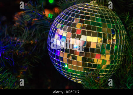 La magia di Natale la sfera dello specchio pezzi su un albero di Natale artificiale vicino,. Foto Stock