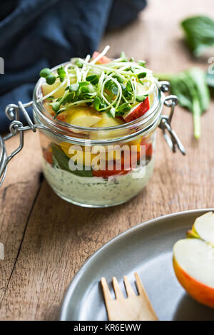 Gli spinaci,apple e insalata di pomodoro in un vaso Foto Stock