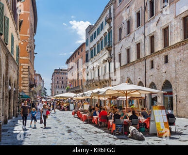 Caffetterie e ristoranti sul Corso Pietro Vannucci nel centro storico di Perugia, Umbria, Italia Foto Stock