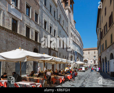 Caffetterie e ristoranti sul Corso Pietro Vannucci con il Palazzo dei Priori sulla sinistra, Perugia, Umbria, Italia Foto Stock