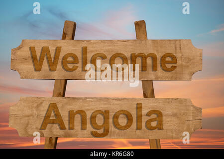 Benvenuti in Angola cantare su uno sfondo di legno Foto Stock