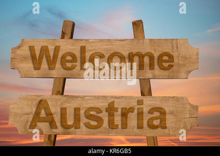 Benvenuto a Austria cantare su uno sfondo di legno Foto Stock