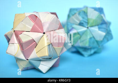 Modular origami, sonobe sfera, su sfondo blu Foto Stock