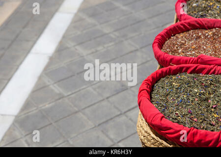 Spezie, semi e tè venduto in un tradizionale mercato di strada, Granada Foto Stock