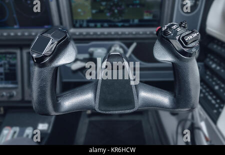 All'interno della cabina di pilotaggio del velivolo snall. Lo sterzo ruota del velivolo. Close up volante Foto Stock