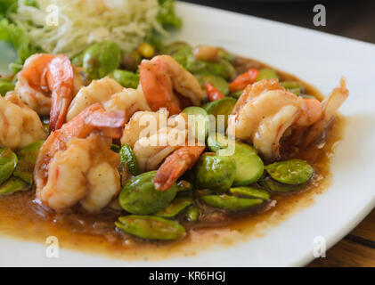 Gamberi saltati in padella con fagioli puzzolenti, cucina Thai Foto Stock