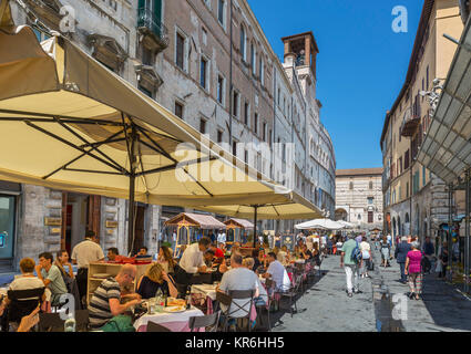 Caffetterie, ristoranti e negozi sul Corso Pietro Vannucci nel centro storico di Perugia, Umbria, Italia Foto Stock