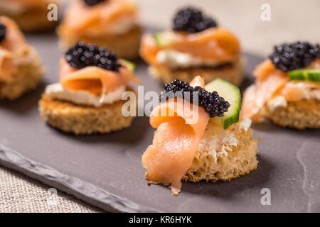 Salmone affumicato tartine con panna acida e caviale Foto Stock
