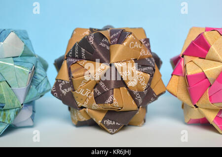 Modular origami, sonobe sfera, su sfondo blu Foto Stock