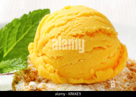 Biscotti di mandorla e scoop di gelato Foto Stock