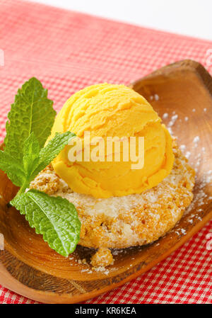 Biscotti di mandorla e scoop di gelato Foto Stock