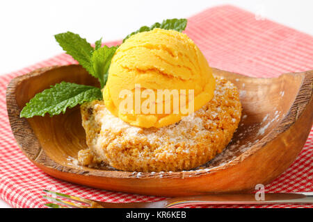 Biscotti di mandorla e scoop di gelato Foto Stock