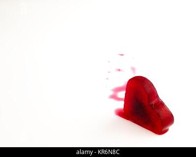 Rosso a forma di cuore di ghiaccio nel sangue Foto Stock