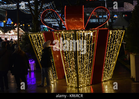 Berlino, Germania - Decamber 15 2017: Mercatino di Natale a Breitscheidplatz. Le luci di Natale sulla confezione regalo forma. Foto Stock