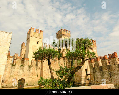 Sirmione, Italia - 20 Settembre 2014: Laguna al Castello Scaligero. Foto Stock