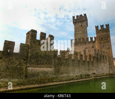Sirmione, Italia - 20 Settembre 2014: Laguna al Castello Scaligero. Foto Stock