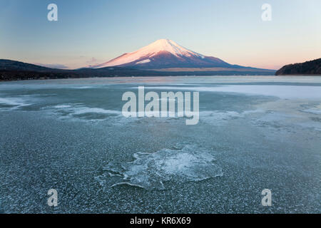 Ghiaccio sul lago Yamanaka con coperta di neve il Monte Fuji in background, Giappone. Foto Stock
