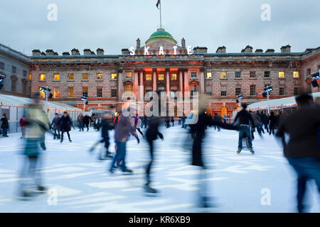 Pattinatori sul ghiaccio nel cortile del Somerset House, London, Regno Unito. Foto Stock