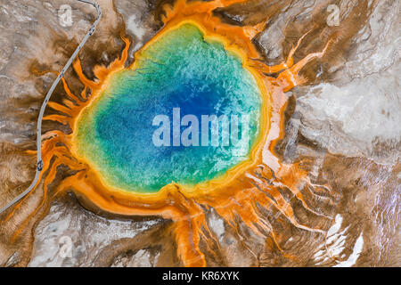 Vista aerea del Grand Prismatic Spring, Midway Geyser Basin, il Parco Nazionale di Yellowstone, Wyoming negli Stati Uniti. Foto Stock