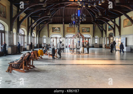 Montreal, CA - 17 dicembre 2017: i visitatori all'interno di Mont Royal Chalet al vertice del Mont Royal Mount in inverno. Foto Stock
