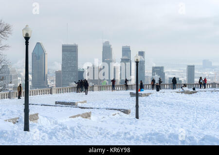 Montreal, CA - 17 dicembre 2017: Lo skyline di Montreal dal Belvedere Kondiaronk Foto Stock