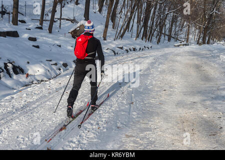 Montreal, CA - 17 dicembre 2017: Cross country sciatore di Mont Royal Park in inverno. Foto Stock