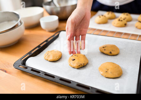 Mettere la pasta sul vassoio di metallo Foto Stock