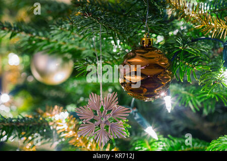 Le palle di Natale, tradizionali decorazioni in oro per albero di Natale, oro e verde combinazione, Repubblica Ceca Foto Stock