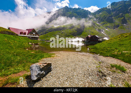 Lago Balea in montagna Fagaras nella nebbia meteo. incredibile paesaggio estivo di uno dei più visitati monumenti in Romania Foto Stock