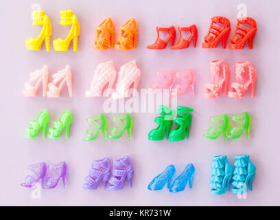 Varie scarpe colorate Foto Stock