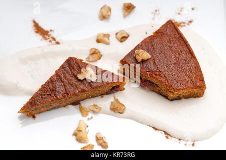 Fresco e salutare le carote e noci dessert torta Foto Stock