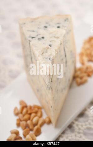 Il gorgonzola formaggio fresco tagliato e pinenuts Foto Stock
