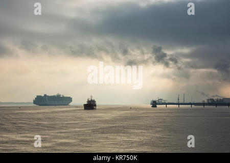 Nave Container COSCO DANIMARCA sul fiume Elba in direzione Amburgo in una mistica mattinata, passando per una nave cisterna ormeggiata Foto Stock